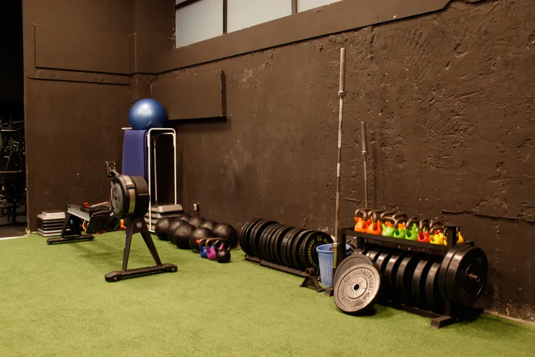 Zona de entrenamiento funcional con kettlebells y equipamiento en Palladium