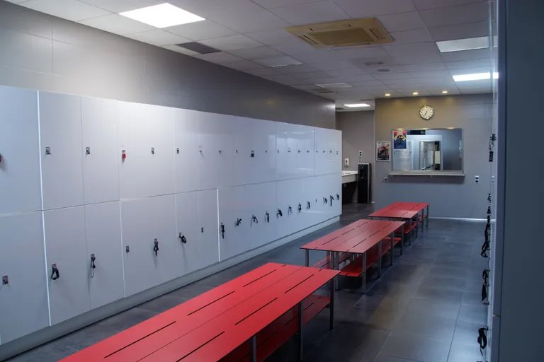 Vestuarios modernos del gimnasio Palladium en Zaragoza con taquillas y bancos
