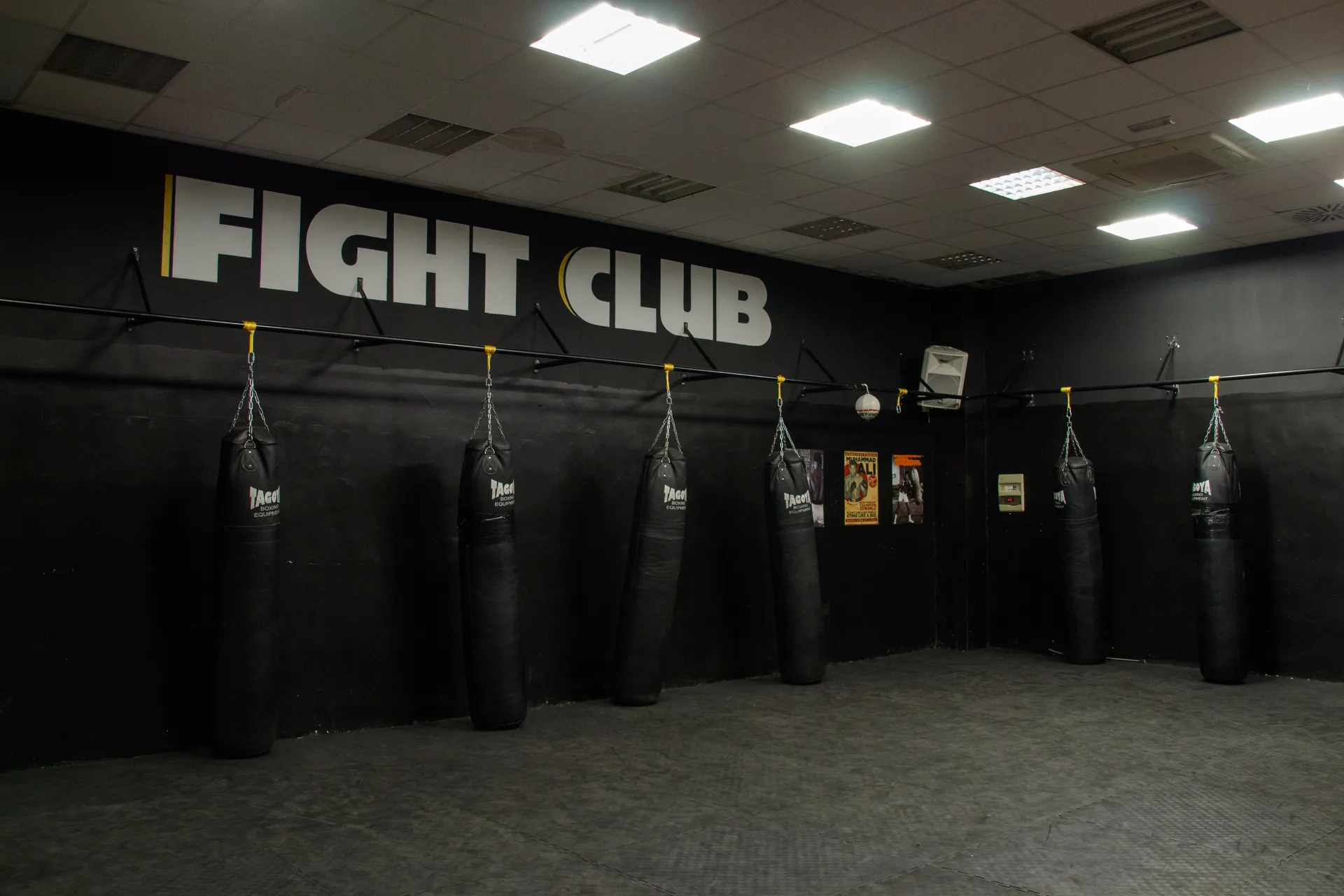 Sala Fight Club en Palladium Zaragoza con sacos de boxeo profesionales