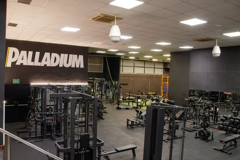 Sala de musculación con máquinas de última generación en Palladium Zaragoza
